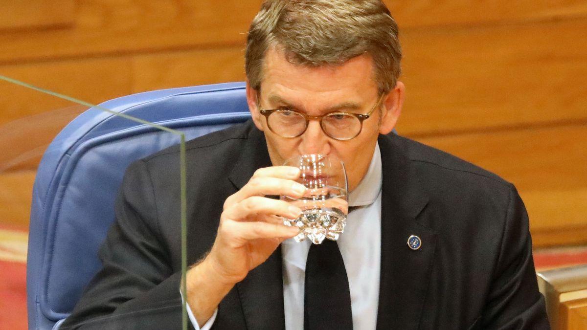 Feijóo bebe agua durante la sesión plenaria en O Hórreo