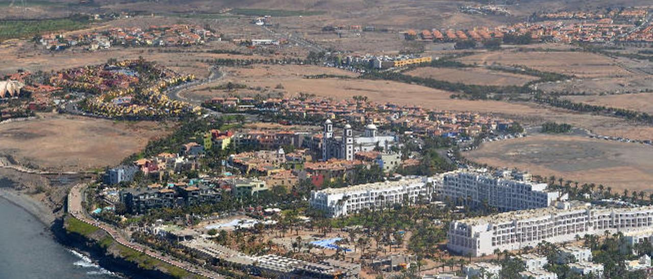 Vista aérea de Meloneras. La parcela de la izquierda será donde se construya el hotel Boutique balinés. La ampliación del Villa del Conde va en el terreno contiguo.