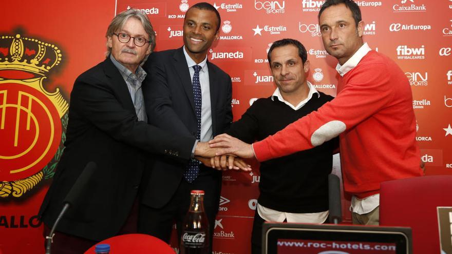 Sergi Barjuan junto a Monti Galmés, Maheta Molango y Javi Recio.