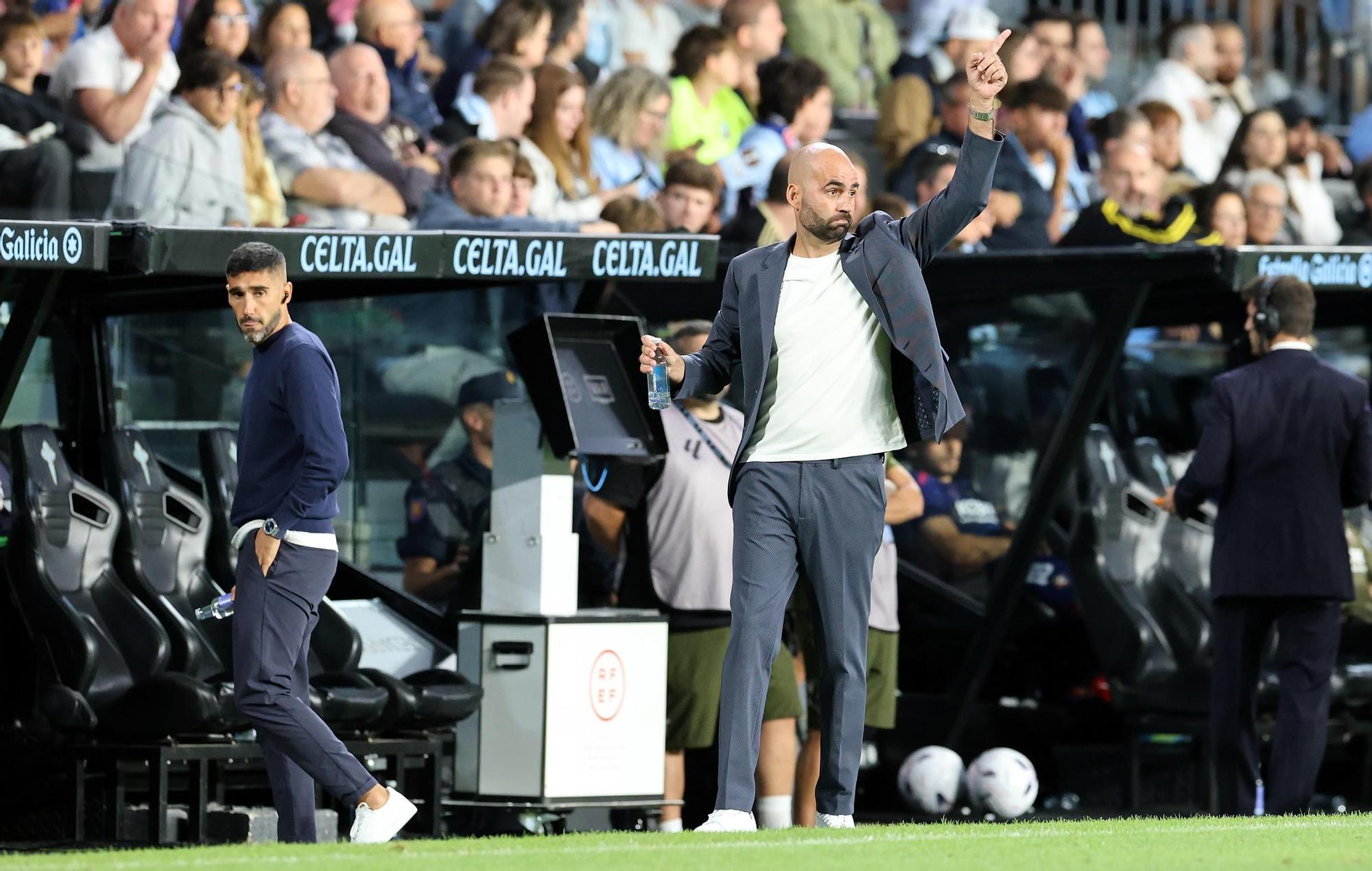 El entrenador del Celta, Claudio Giráldez dando indicaciones a sus jugadores durante el partido ante el Osasuna.