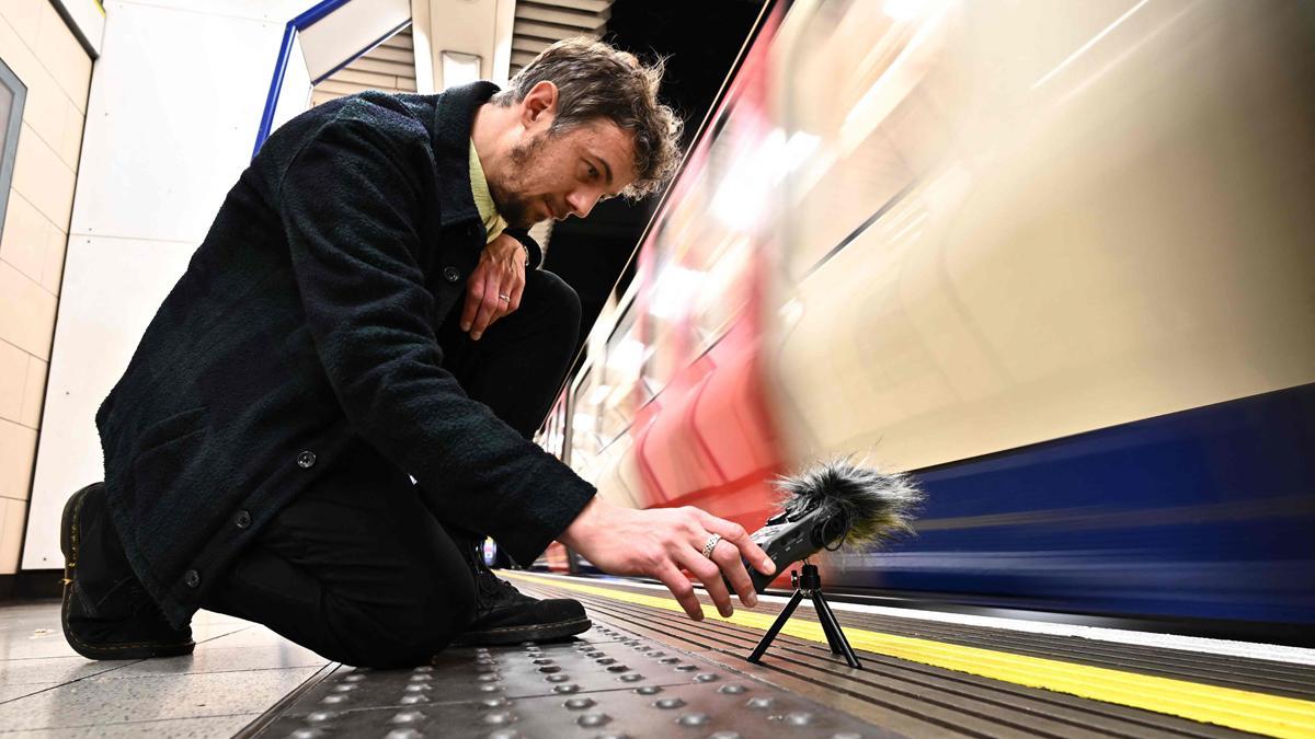 Stuart Fowkes graba el sonido del metro de Londres circulando por la estación de Blackfriars