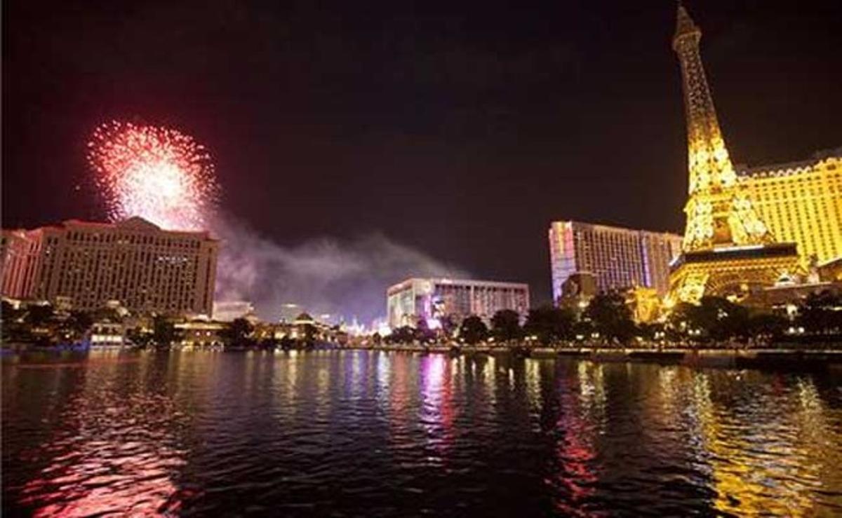 La llum dels focs artificials del Dia de la Independència es reflecteix a l’aigua davant de l’Hotel Bellagio, a Las Vegas.