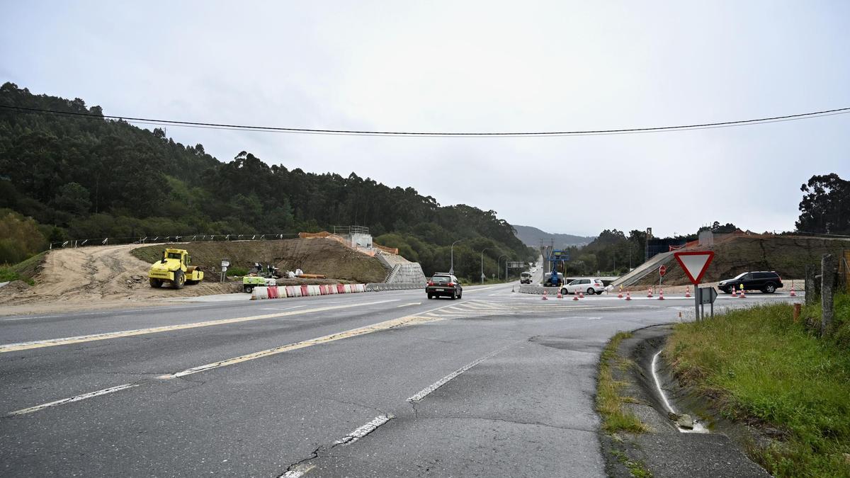 Obras en el cruce de la carretera N-550 con la N-554, en Vilaboa.