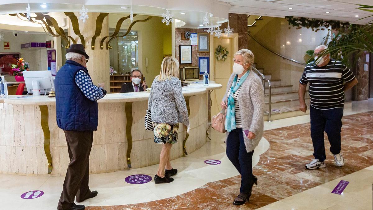 Turistas en la recepción del hotel Diplomatic de Benidorm, que sigue abierto este invierno
