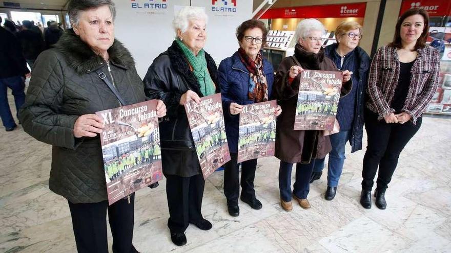 Por la izquierda, Rosa María Dobarganes, Carmen Navarro, Carmen Espasandín, Marcelina Miró, Margot Carrera y Rosa Rodríguez, ayer, en el centro comercial El Atrio.