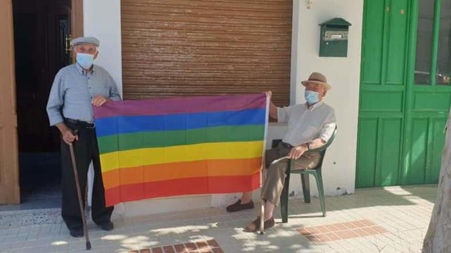 Dos vecinos de Villanueva de Algaidas, con la bandera arcoíris.