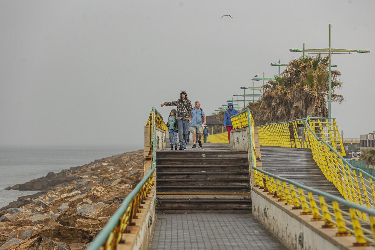 El paseo del dique de Levante un día de lluvia de finales del pasado mes de abril