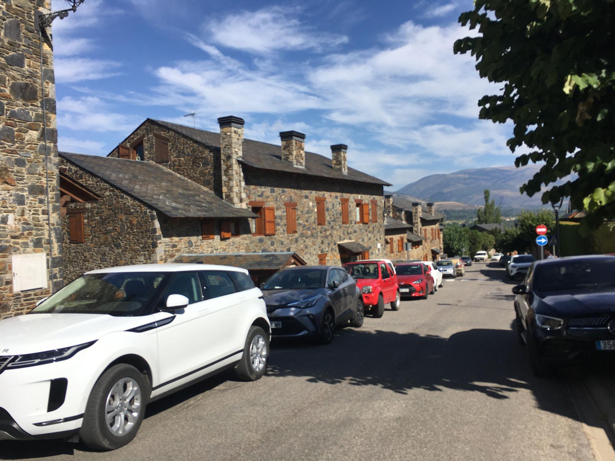 Les cues s'estableixen a la Cerdanya pel pont d'Agost