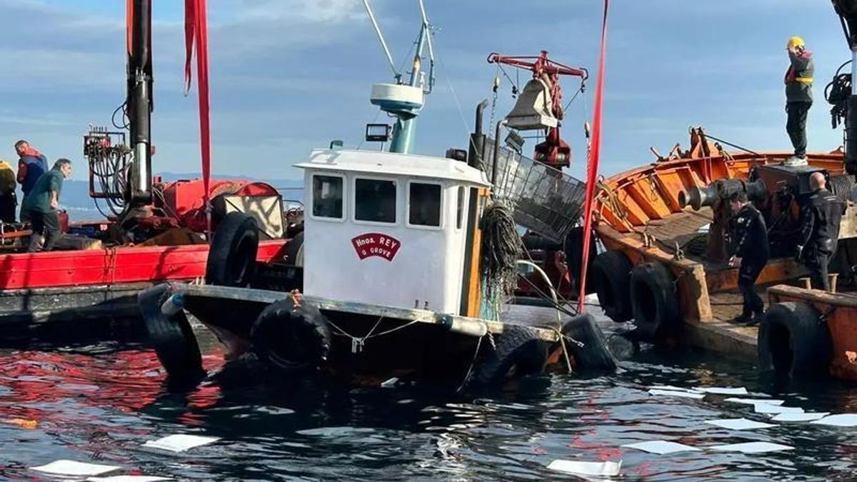 El bateeiro «Hermanos Rey» tras ser reflotado al día siguiente del naufragio.
