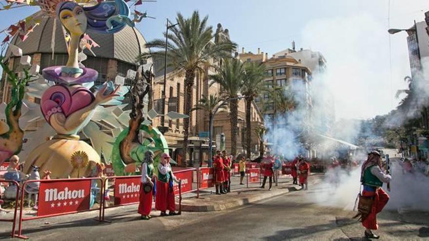 Los moros y cristianos de San Blas en la «despertà» con arcabucería junto al Mercado Central en la mañana de ayer.