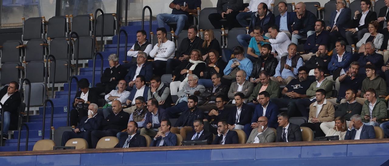 El palco del Tartiere en el Oviedo-Cartagena