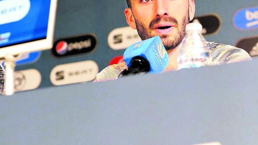 Gayà, durante una rueda de prensa en la Supercopa de 2020. | EFE