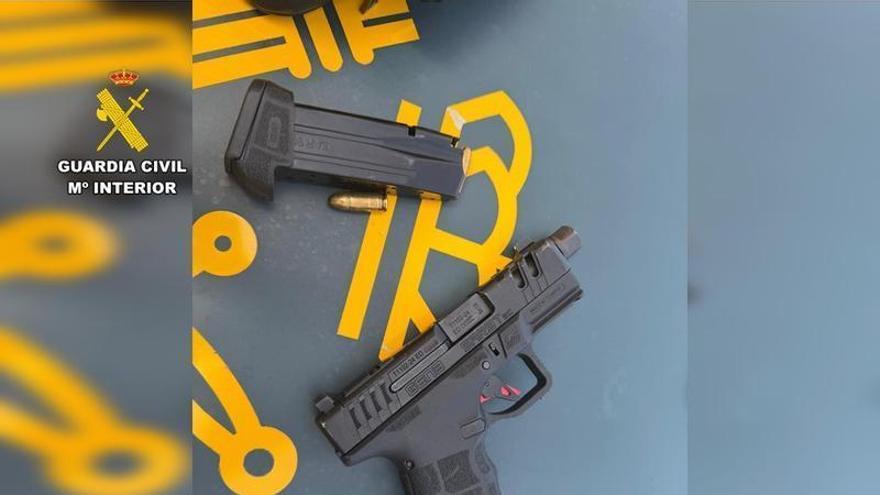 La Guardia Civil detiene en Torrevieja a un hombre en la calle con un pistola semiautomática con el cargador lleno lista para disparar