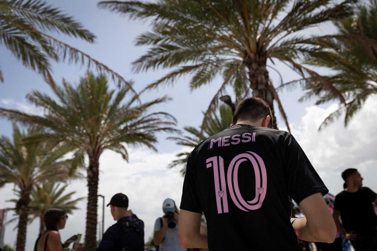 Un aficionado del Inter Miami con la camiseta de Leo Messi, el '10' del equipo.