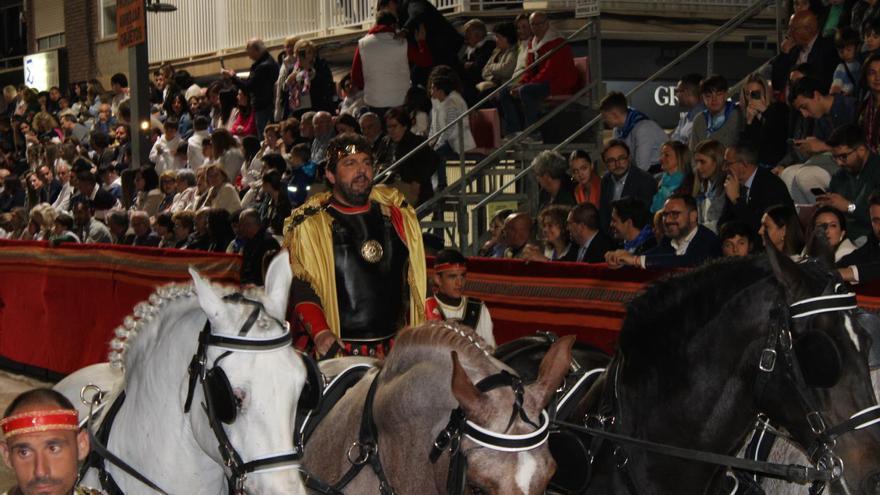 López Miras se mete en la piel de Teodosio al frente de una cuadriga en la Semana Santa de Lorca