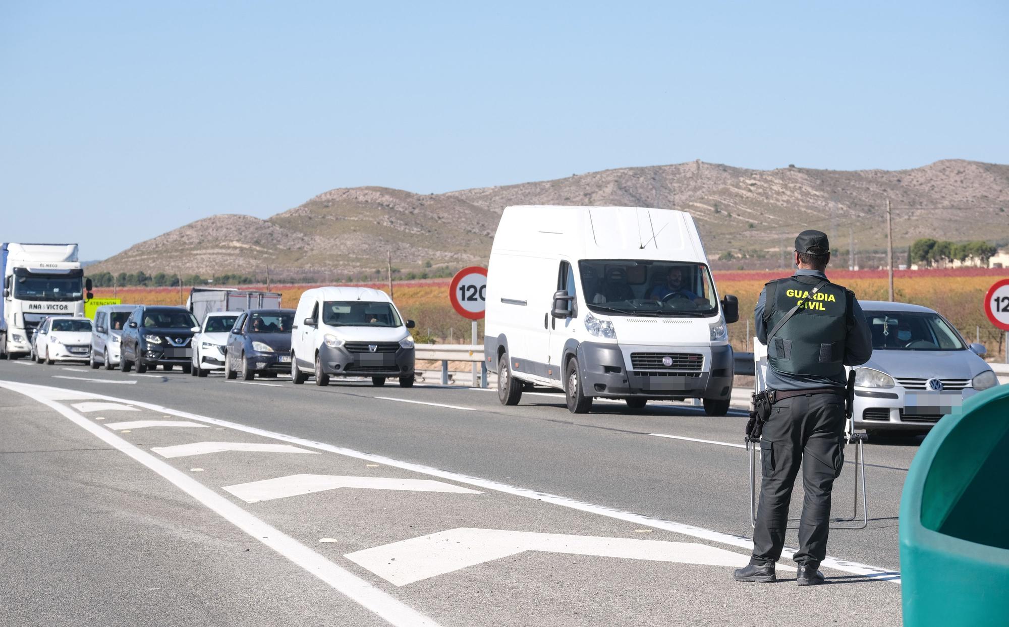 Controles en la autovía tras el cierre perimetral de la Comunidad Valenciana
