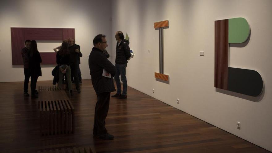 Visitantes en la muestra del pintor leonés Francisco Suárez