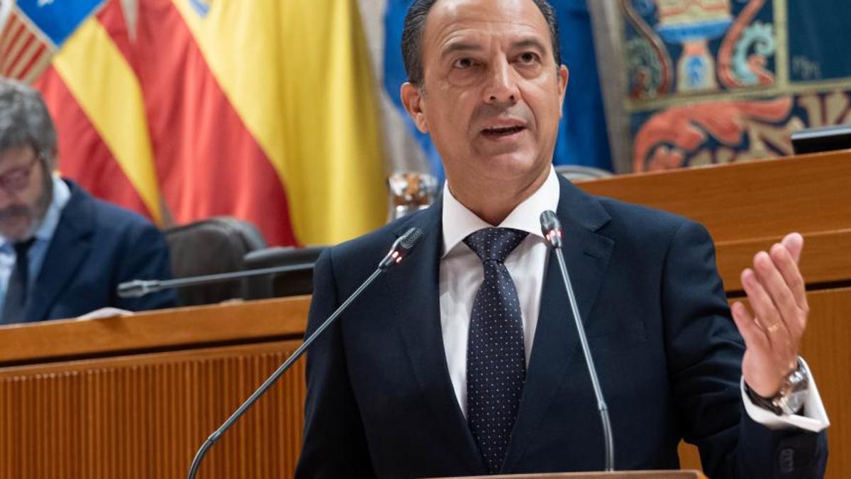 El consejero de Sanidad, José Luis Bancalero, en una comparecencia en Las Cortes.
