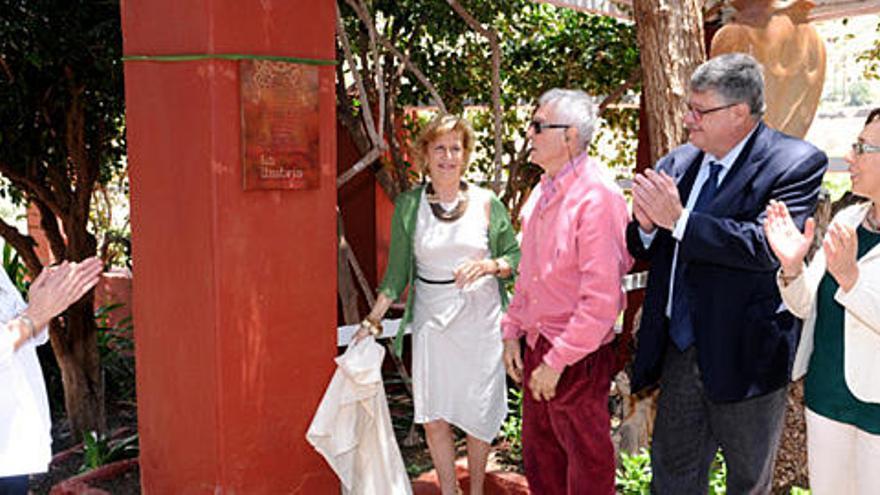 Pepe Dámaso descubre la placa con Alberto Delgado, entre otros. i P.L. MATEOS