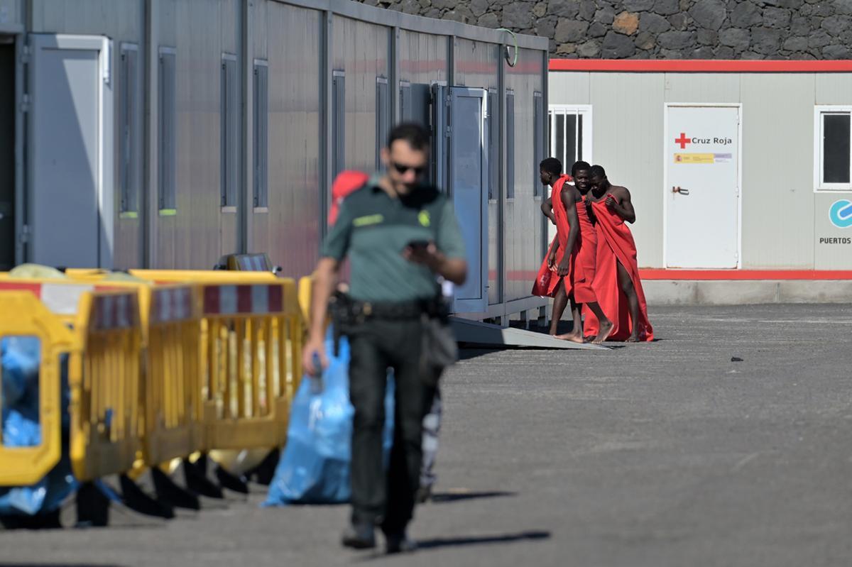 Salvamento auxilia a un cayuco con 131 personas que llega escorado a El Hierro