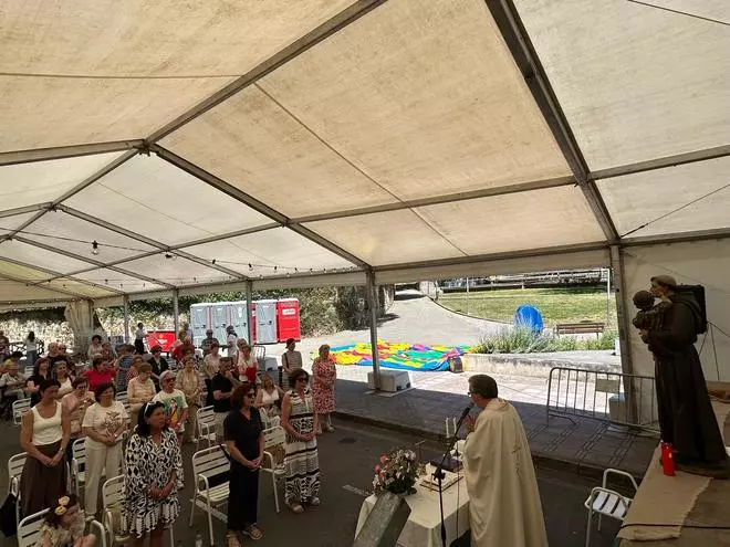 EN IMÁGENES: Misa por las fiestas de la calle san Antonio en Pola de Siero