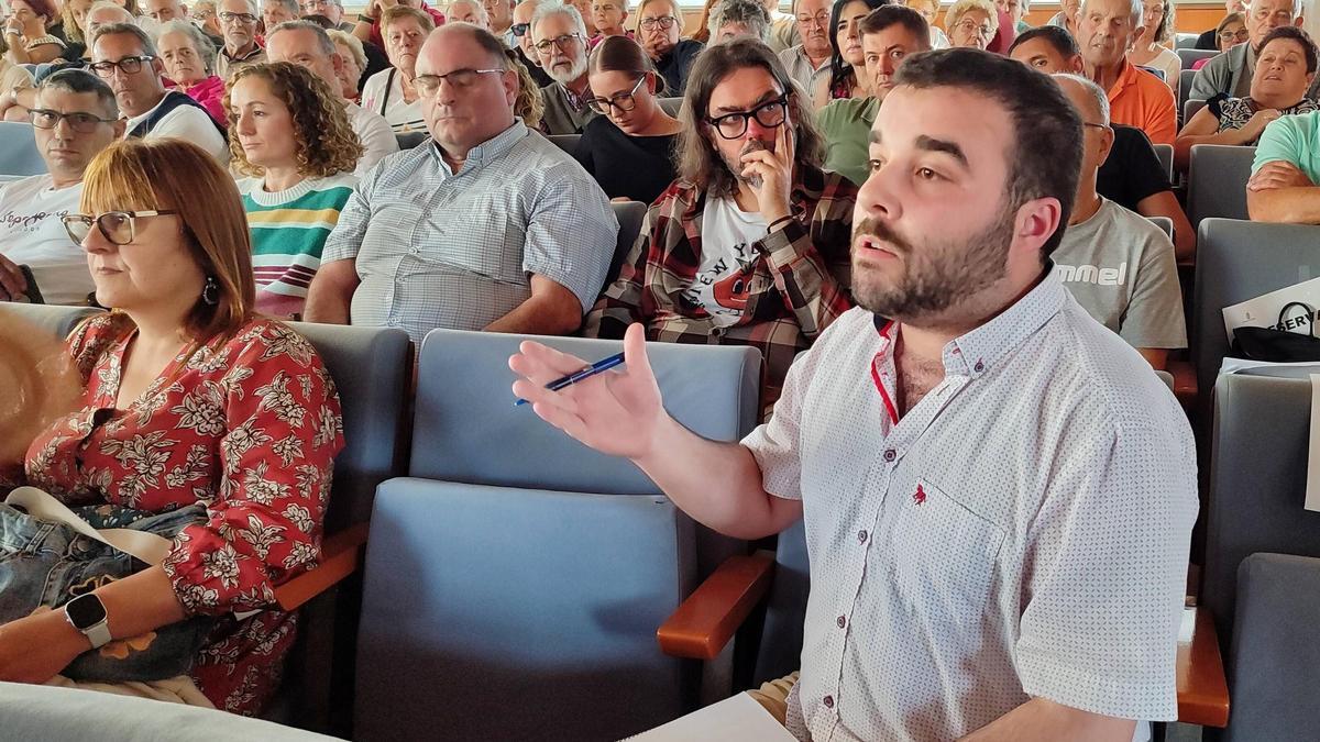 El concejal no adscrito de Bueu, Daniel Chapela, interviene en la asamblea de la Mancomunidade del pasado lunes 13.