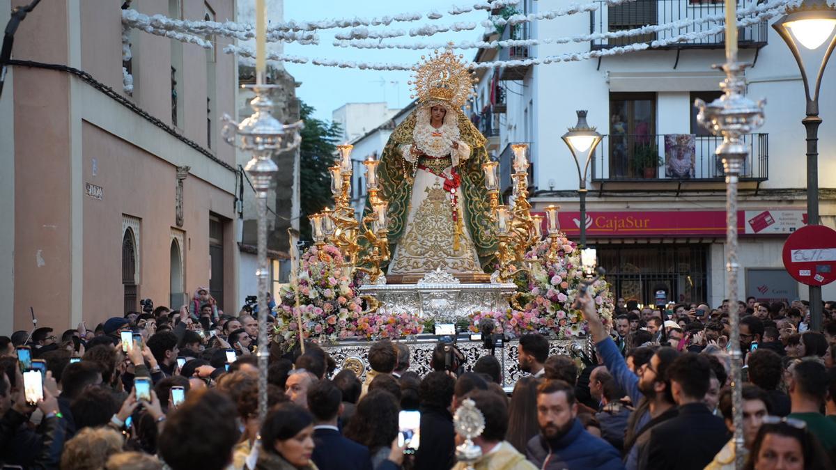 La Virgen de la Esperanza a su paso por la calle Realejo.