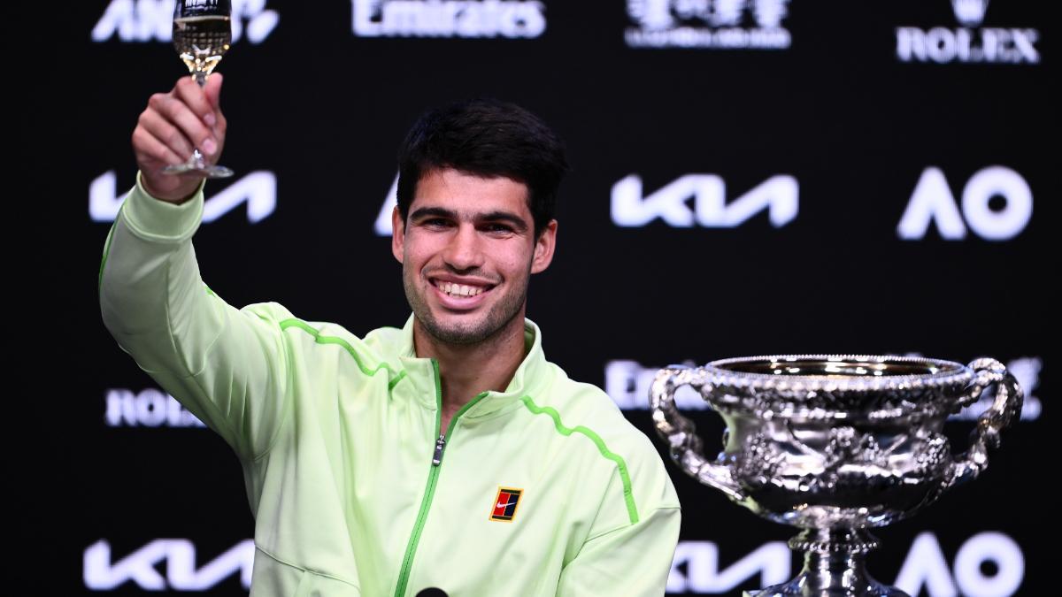 Alcaraz brinda tras el título