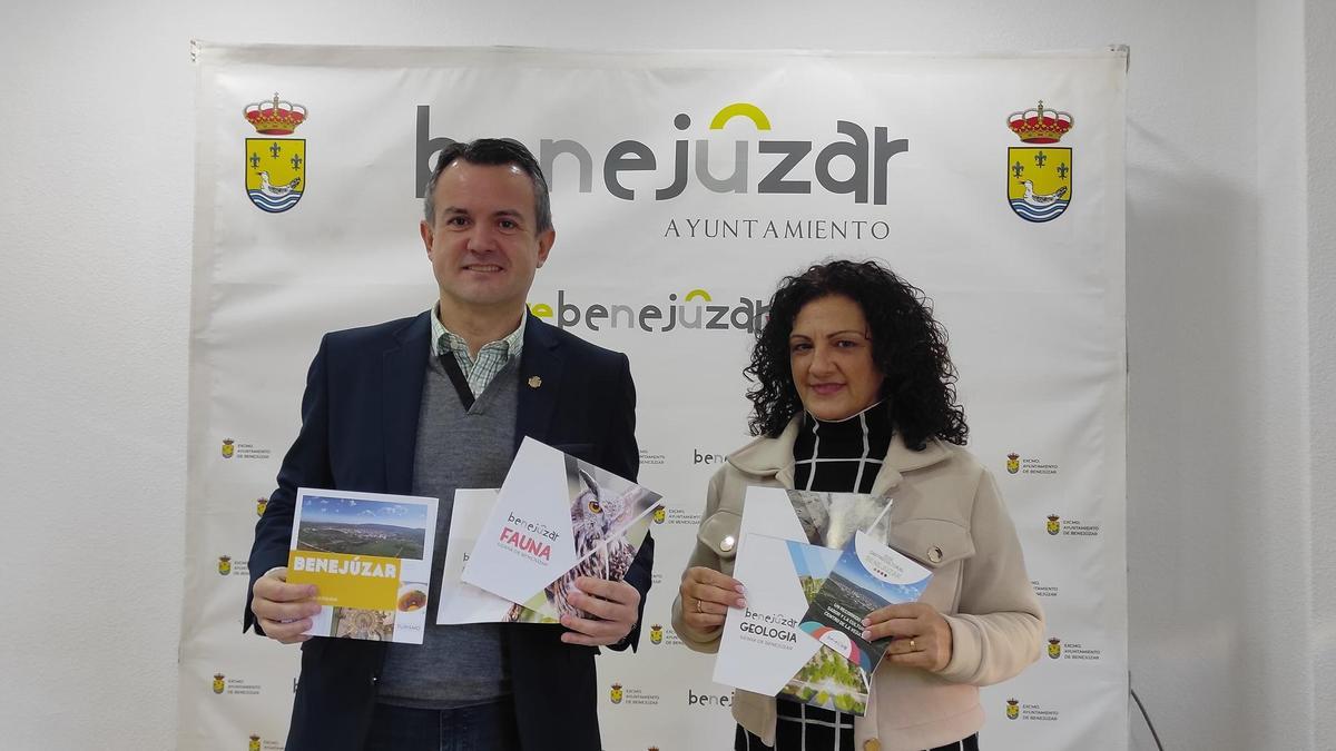 El alcalde y la concejala de Turismo con el material promocional de Benejúzar en Fitur 2024