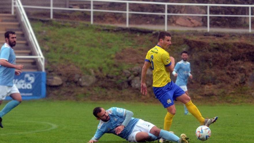 Manu Santos controla el balón ante un jugador del Villalonga.