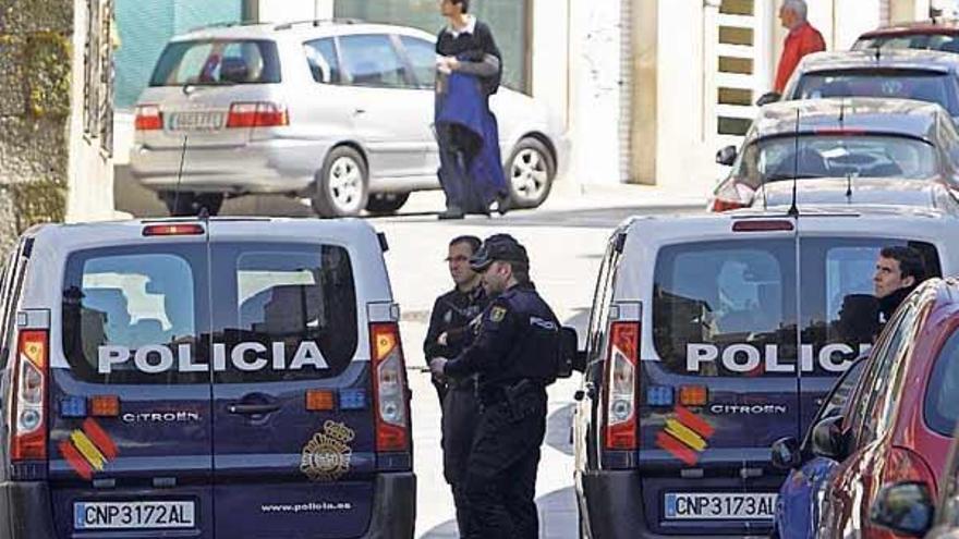 Varios agentes de la Policía Local vigilaban ayer la calle.  // Marta G. Brea