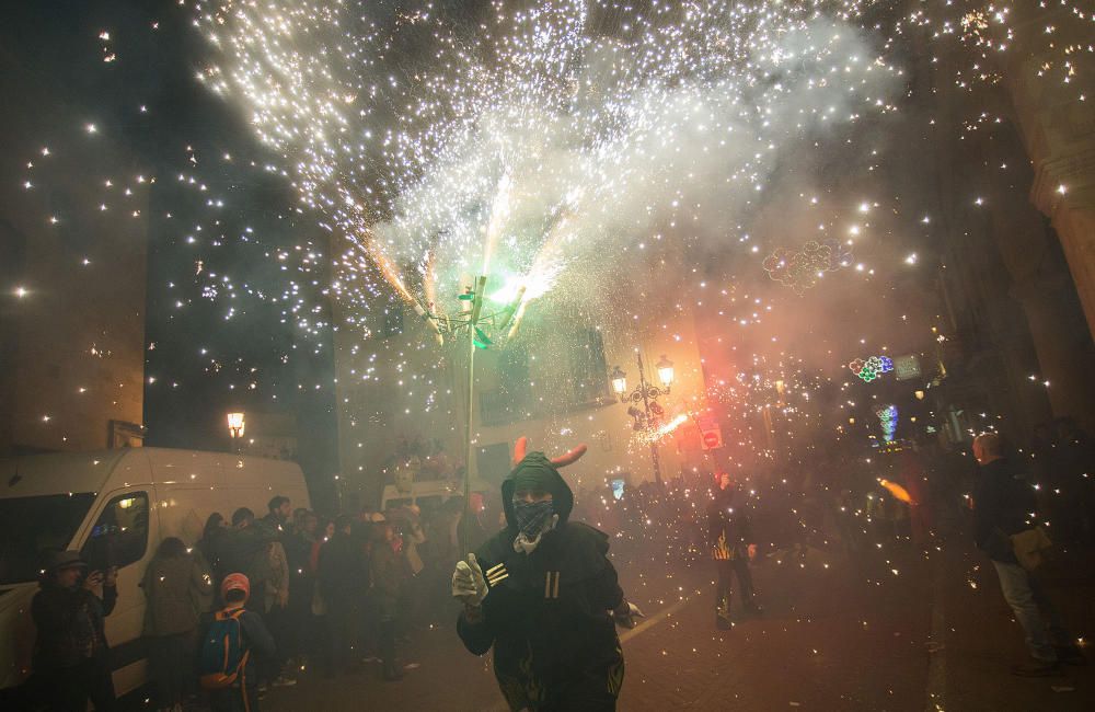 Magdalena 2017: La "Enfarolà" ilumina la noche de Castelló