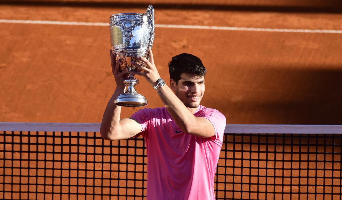 Carlos Alcaraz, hace un año con el trofeo del ATP 250 de Buenos Aires