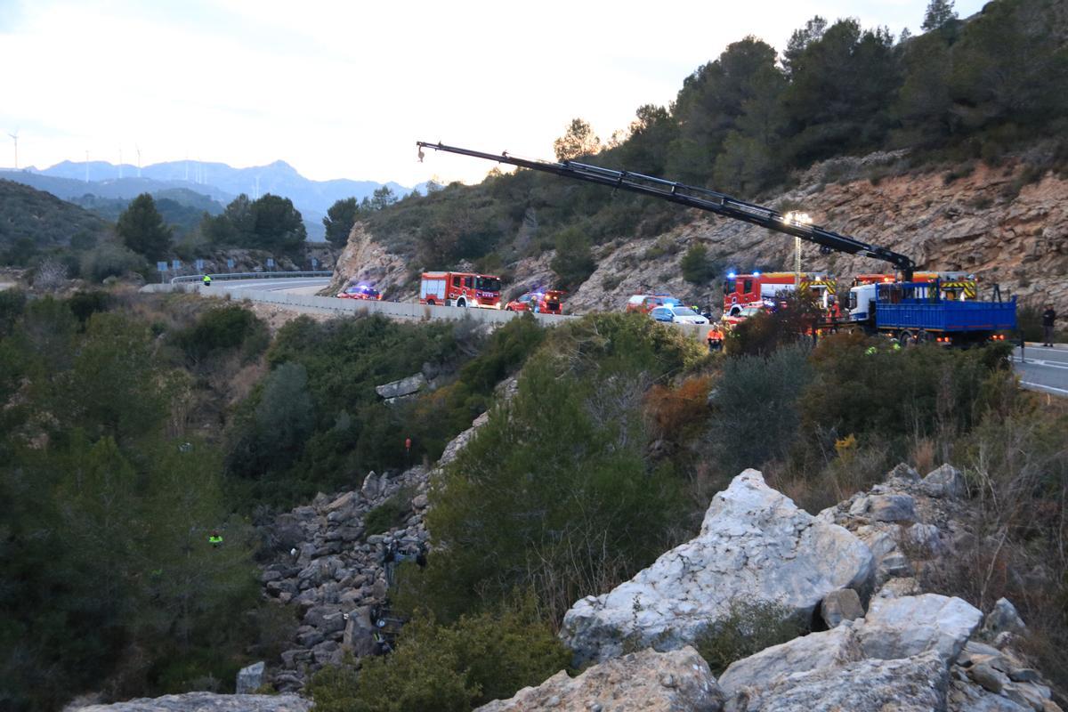 Efectius dels Bombers de la Generalitat i dels Mossos d'Esquadra treballant en la retirada del vehicle accidentat a la TV-3022, a l'altura del Perelló