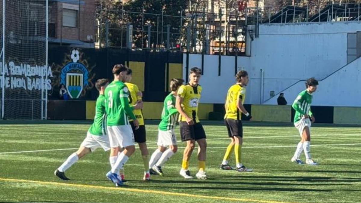 Una acció durant el partit entre la Muntanyesa i el Peralada a Nou Barris