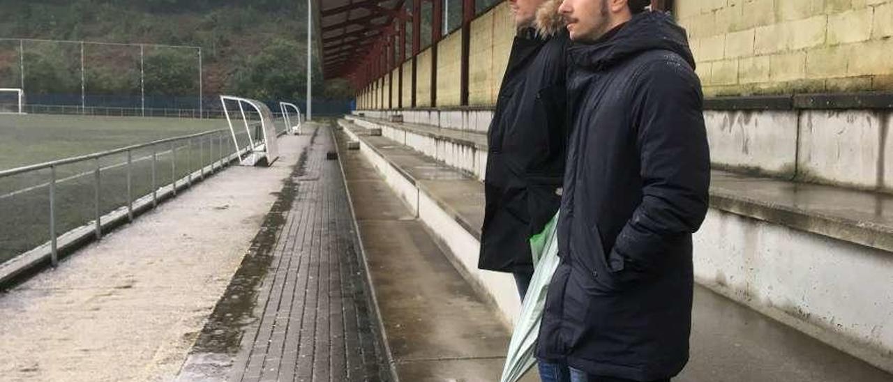 Juan Carlos Peláez y Diego Baeza observan el entrenamiento de ayer del Real Avilés, en La Toba.