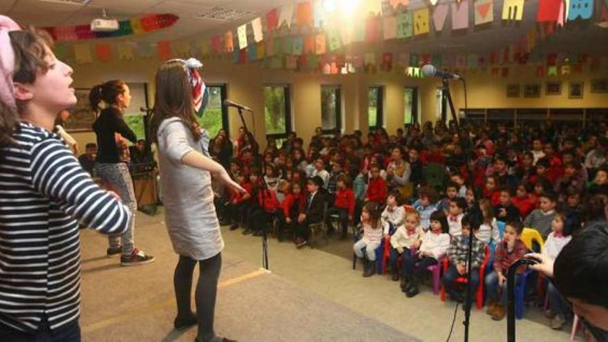 Escolares del colegio de Lourdes, ayer, actuando en el festival organizado por el centro. // Bernabé / Cris M.V.