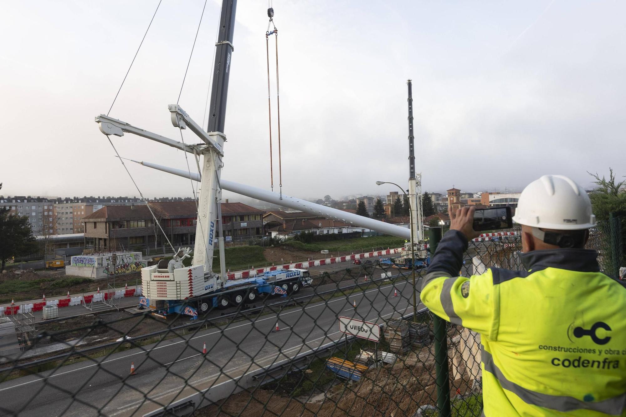 EN IMÁGENES: Así fue la instalación del mástil de 55 metros en las obras de la entrada de Oviedo