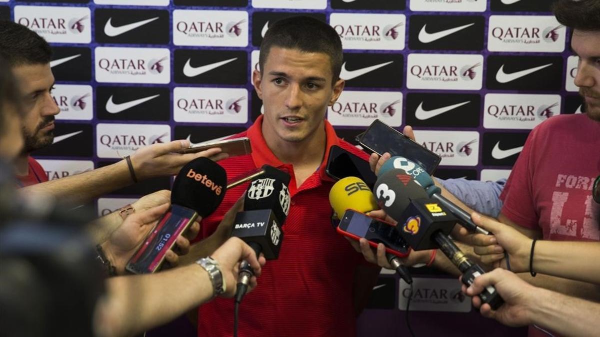 Sergi Palencia atiende a la prensa en Sant Joan Despí antes de la vuelta contra el Racing.