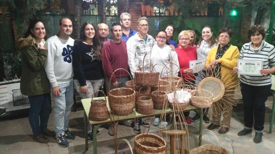 Una quincena de alumnos culminan un taller sobre el trabajo con mimbre