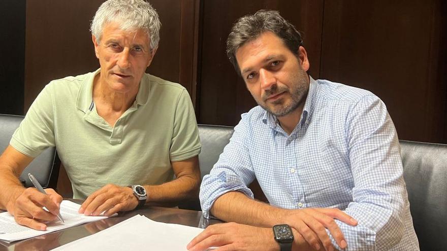 Quique Setién (i), firmando su contrato junto al consejero delegado del Villarreal CF, Roig Negueroles.