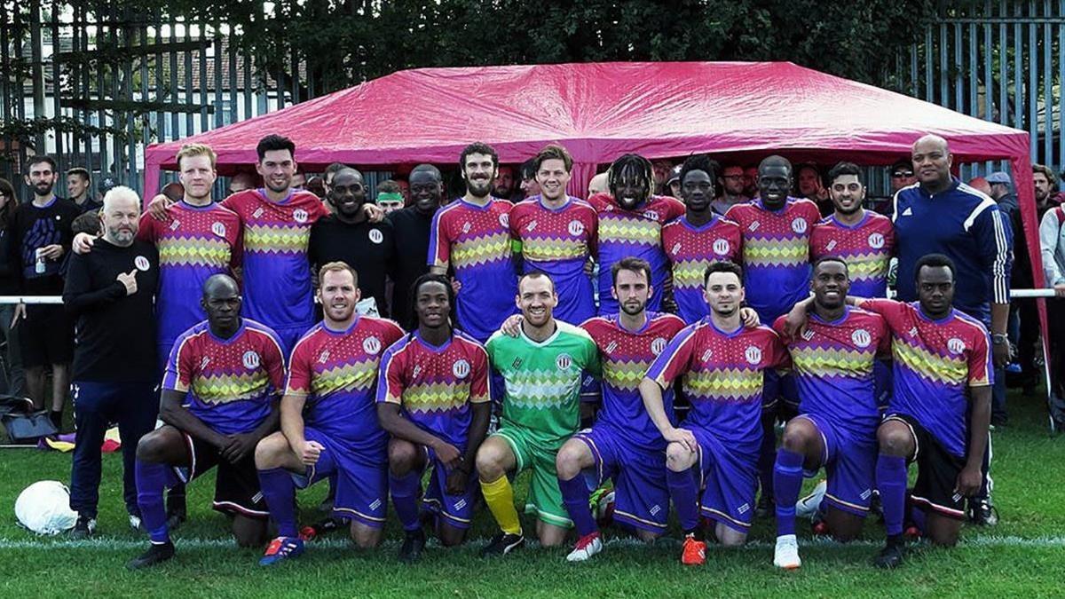 El equipo del Clapton CFC, posando para los fotógrafos con su particular indumentaria.