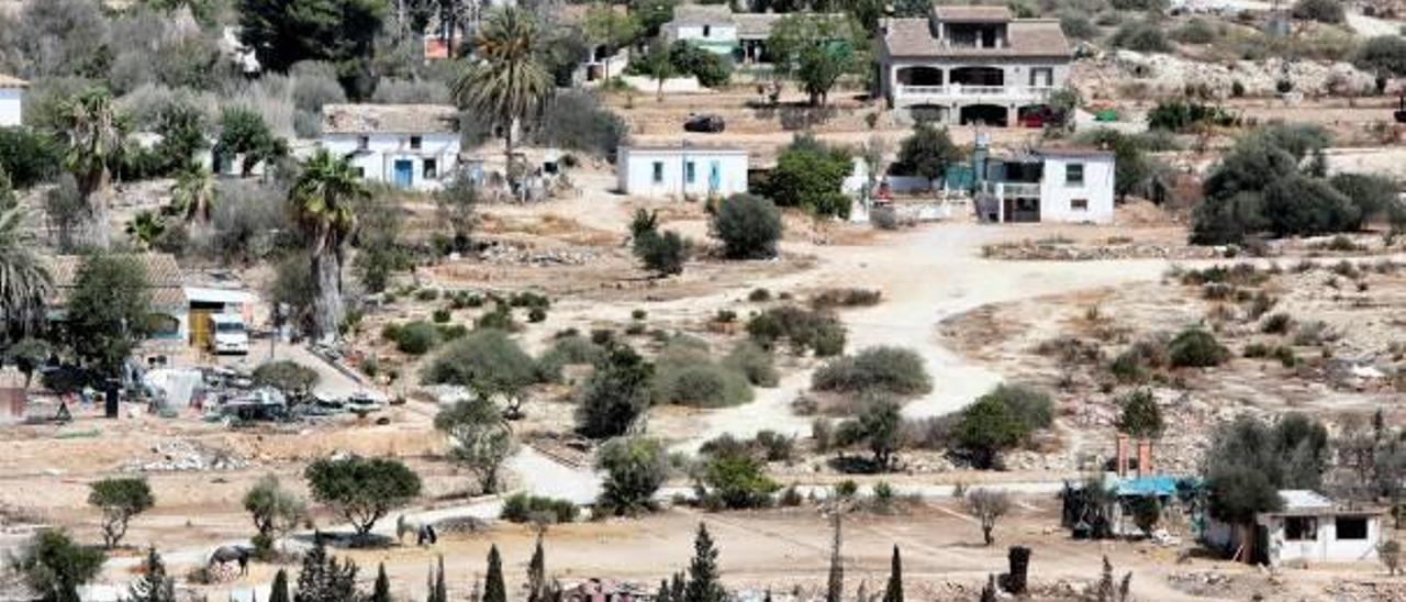 Viejas casas de la huerta benidormense en Armanello, ahora en mal estado.