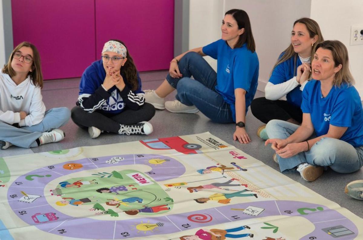 Voluntariado y alumnado, en un momento de la jornada. | EL PERIÓDICO