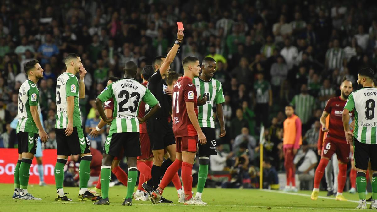 Un momento del partido Betis-Sevilla.