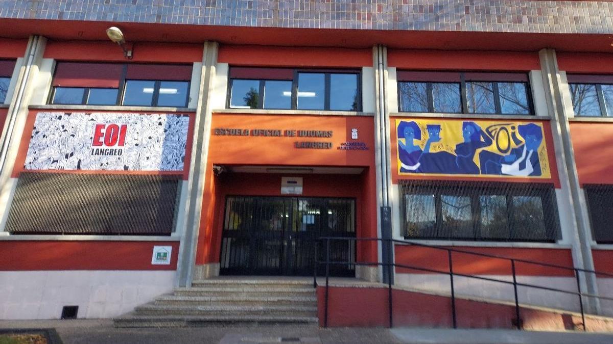 La fachada de la Escuela Oficial de Idiomas en Langreo, con sus dos nuevos murales.