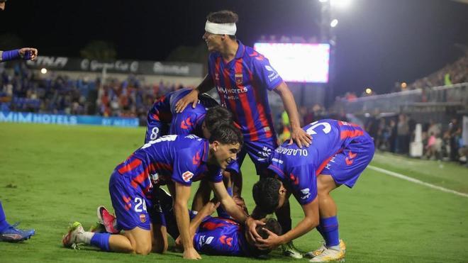 La crónica del Eldense-Oviedo: Remontada con sabor a despegue