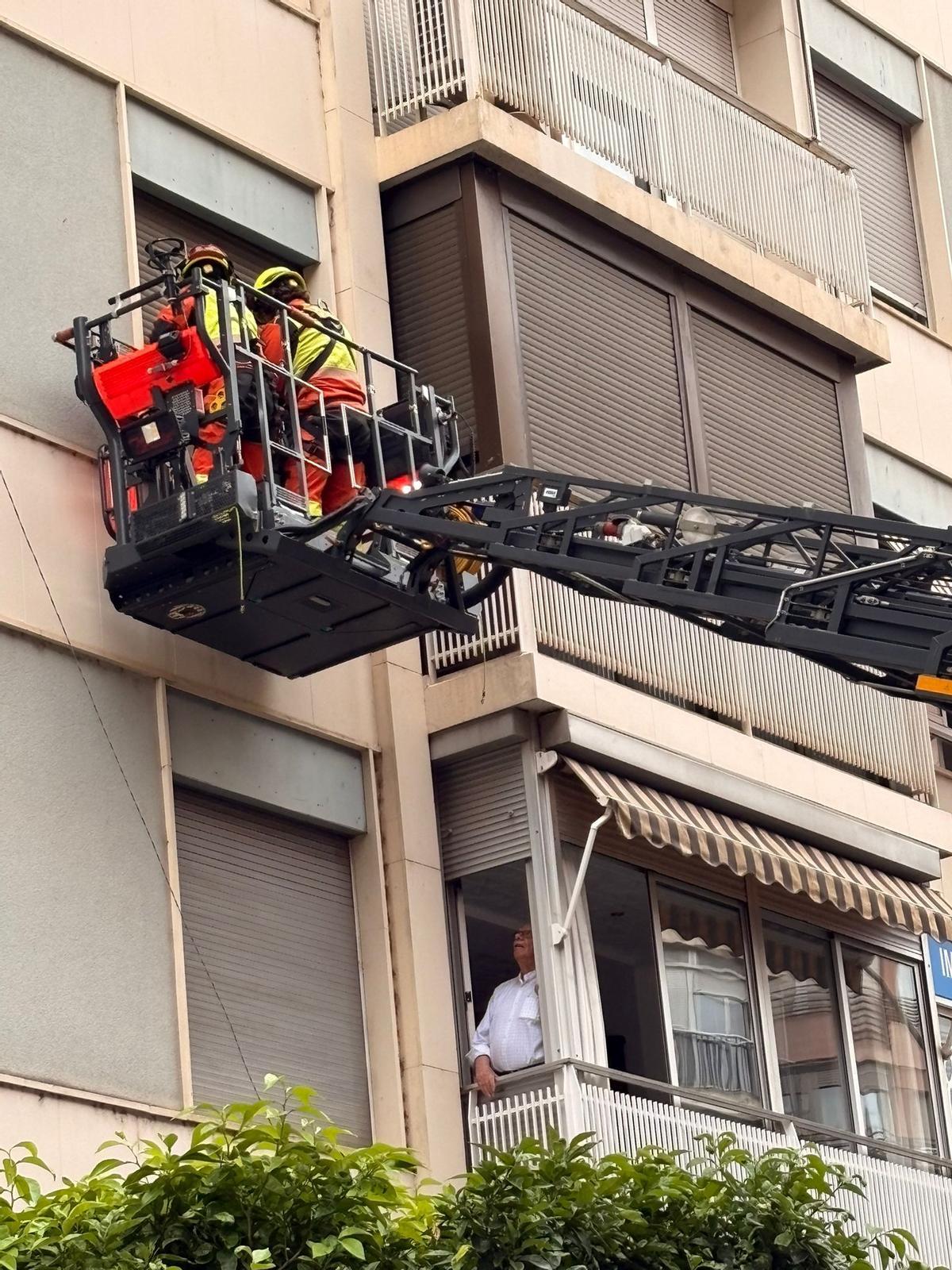 Bomberos tratan de acceder a la casa de la mujer accidentada por la ventana