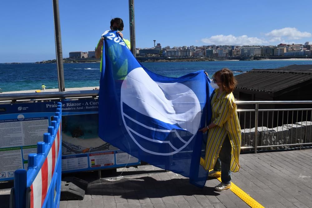 Izado de la Bandera Azul en la playa de Riazor