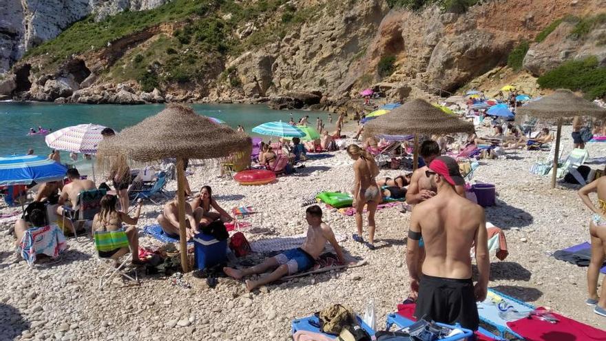 Playas masificadas en Xàbia y Benitatxell por el festivo de San Juan en la Comunidad Valenciana